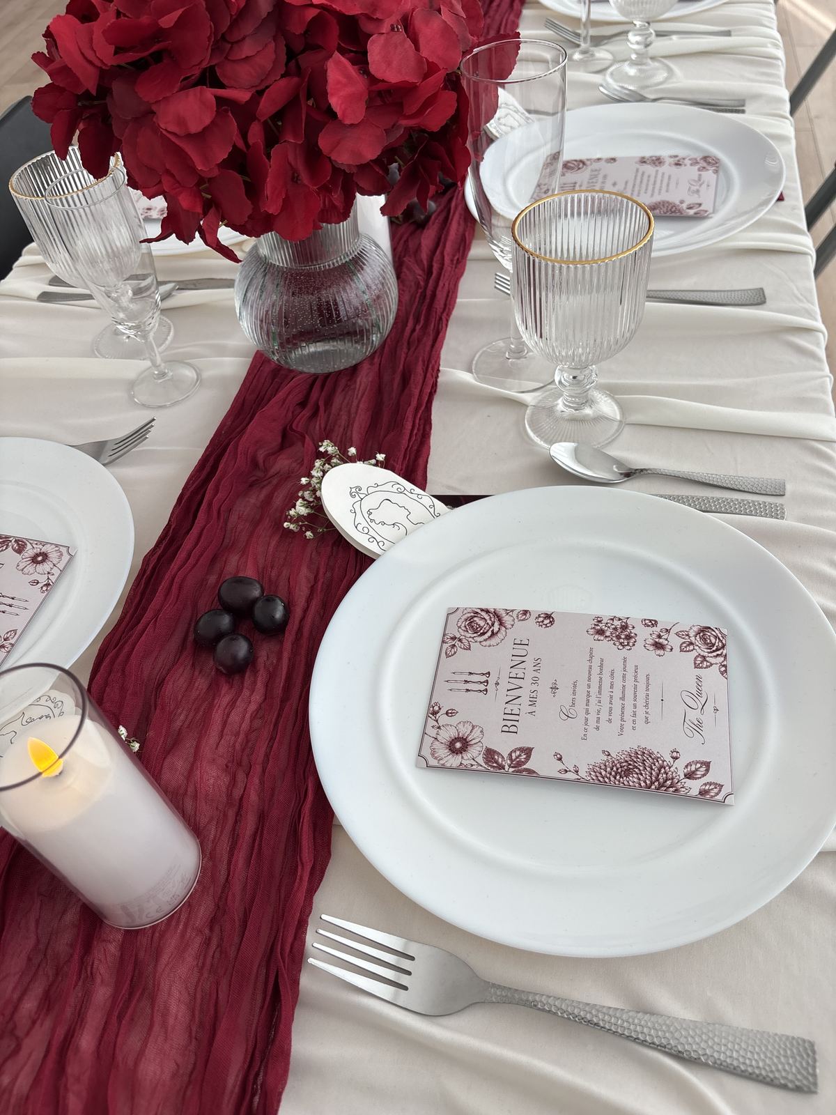 Table d'anniversaire 30 ans, thème rouge bordeaux