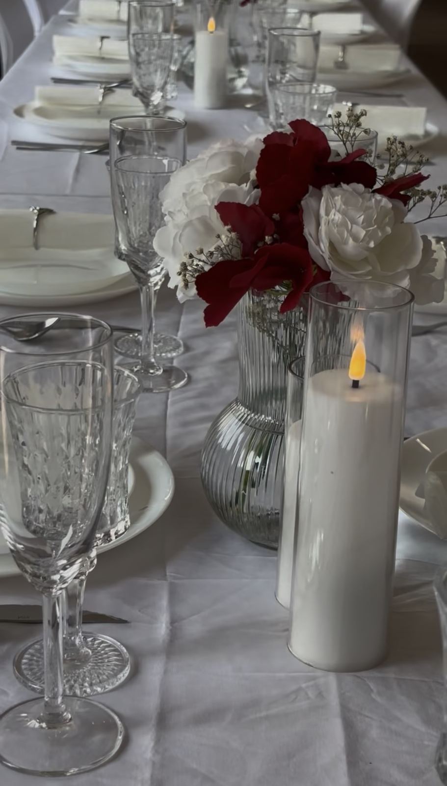 Table de mariage, fleurs blanches et bordeaux